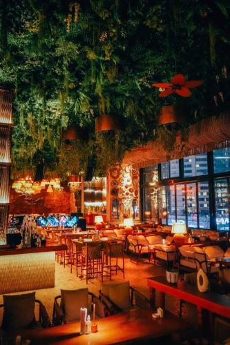 Un restaurante o sitio para comer en Ramee Dream Hotel Downtown