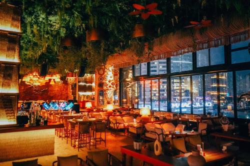 Un restaurante o sitio para comer en Ramee Dream Hotel Downtown