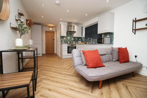 sala de estar con sofá y cocina en Great for work,study,leisure stay-FREE Parking SSW, en Swansea