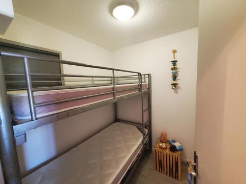 sypialnia z 2 łóżkami piętrowymi w pokoju w obiekcie Grand appartement, 3 chambres, très bonne literie, résidence avec piscine à Pin Rolland w mieście Saint-Mandrier-sur-Mer