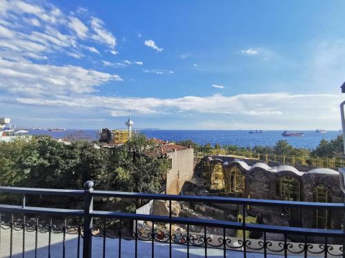 uma vista para o oceano a partir de uma varanda em Efzen hotel em Istambul