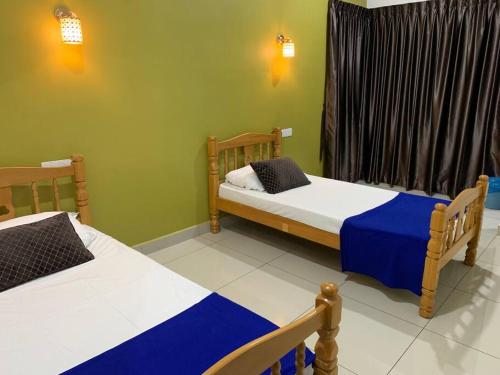 Säng eller sängar i ett rum på Hud hud Homestay Gelang Patah