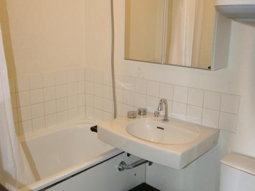 une salle de bain avec un lavabo et une baignoire dans l'établissement Appartement 2 pièces au pied des pistes avec balcon - FR-1-557-83, à Les Adrets
