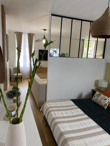 une chambre avec un lit et un grand miroir dans l'établissement Appartement moderne en plein centre D'Epernay, à Épernay