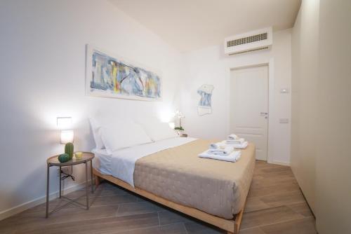 ein Schlafzimmer mit einem Bett mit Handtüchern darauf in der Unterkunft Trastevere Chic and Smart Loft in Rom