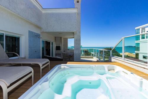 bañera de hidromasaje en el balcón con vistas al océano en Costa do Sol 203 - Cobertura Duplex em Mariscal - Jacuzzi - Vista para o Mar, en Bombinhas