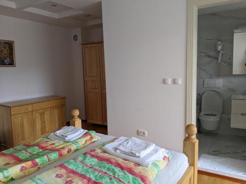 Una cama o camas en una habitación de Apartments & Restaurant ABAS