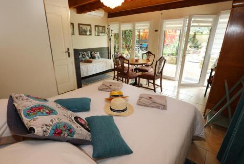 une chambre avec un lit avec un chapeau dessus dans l'établissement Maison d'Hôtes et Roulotte