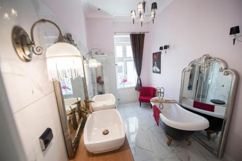 Kúpeľňa v ubytovaní Luxury gorgeous period apartment in the heart of city centre