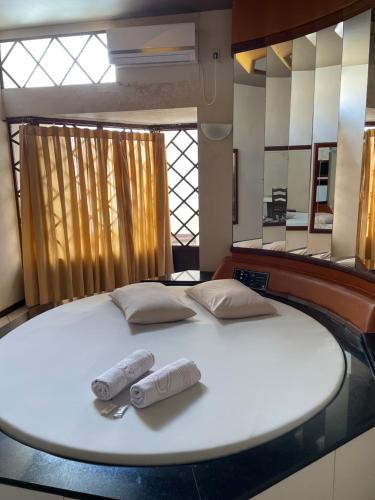 Katil atau katil-katil dalam bilik di Motel Village