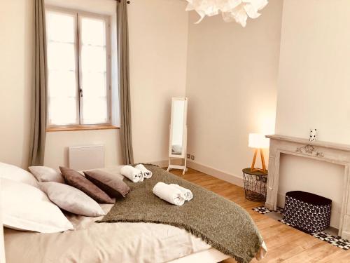 une chambre avec un lit avec deux animaux en peluche dessus dans l'établissement Le Pari Nîmois, avec Parking, Centre Ville Arènes, à Nîmes