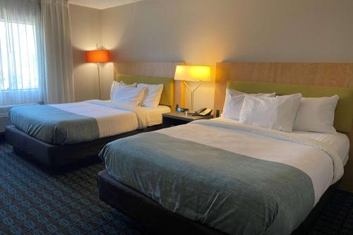 a hotel room with two beds and two lamps at Wingate by Wyndham Chandler Phoenix in Chandler