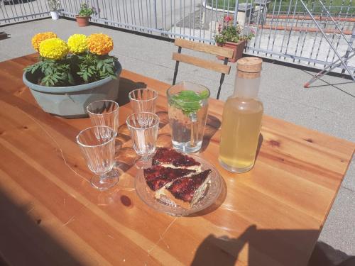 un tavolo con un piatto di cibo e una bottiglia di succo di B/B Casa Angela a Firenzuola