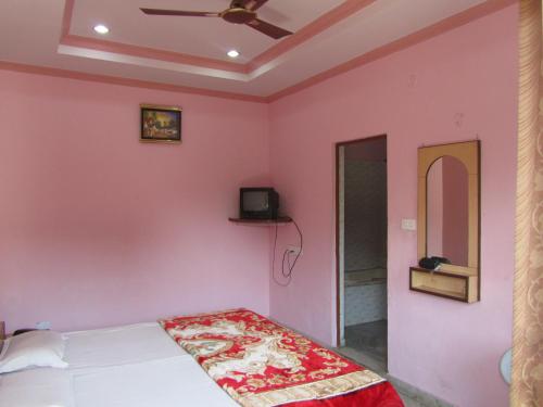 เตียงในห้องที่ Hotel Sagar