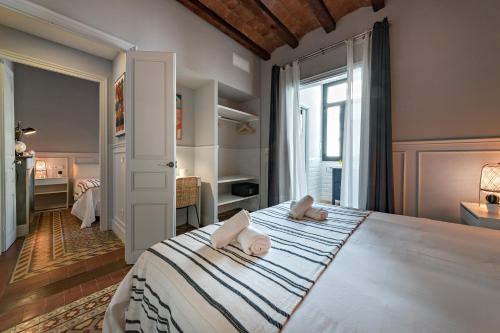 1 dormitorio con 1 cama grande y 2 toallas. en Habitat Apartments Grace, en Barcelona