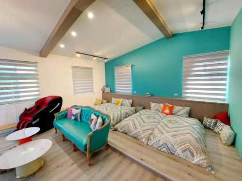 Habitación con 2 camas, sofá y mesa. en 宜蘭五結羅東 田中268 en Yilan City