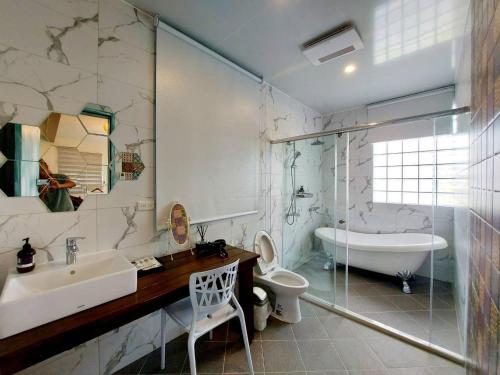 uma casa de banho com um lavatório, um WC e uma banheira em 宜蘭五結羅東 田中268 em Yilan City