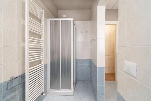 łazienka z prysznicem i garderobą w obiekcie Ricco di comfort, grande, luminoso e comodo w Wenecji