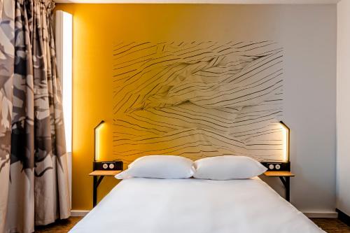 Ένα ή περισσότερα κρεβάτια σε δωμάτιο στο B&B HOTEL Dreux Nord