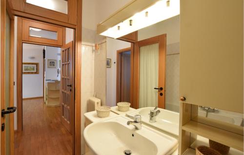 y baño con lavabo y espejo. en Amazing Apartment In Comano Terme With House A Mountain View, en Comano Terme