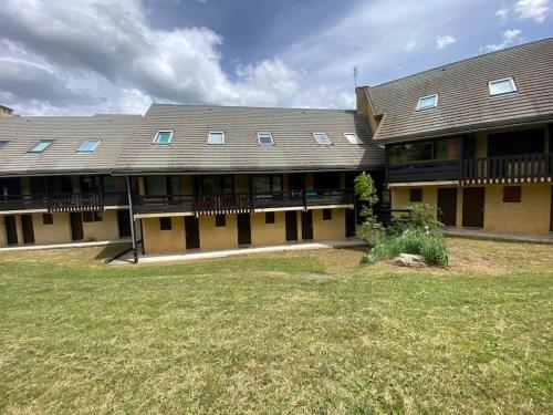 um grande edifício com um quintal em frente em Laye station - les Arolles A - 4 personnes em Laye