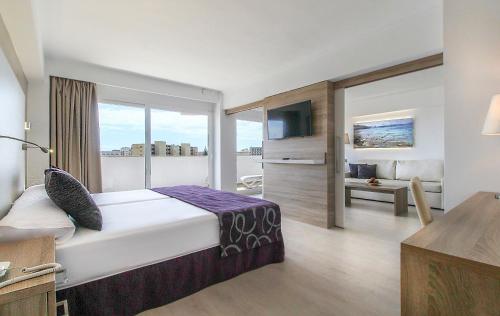 A bed or beds in a room at Globales Panamá - Adults Only