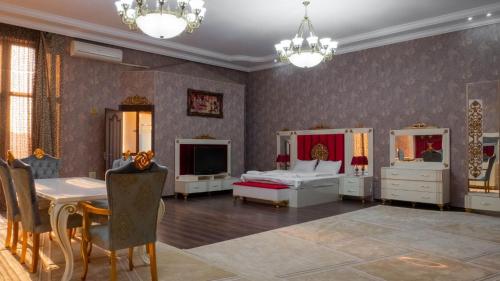 sypialnia z 2 łóżkami, stołem i telewizorem w obiekcie Baku Entire Villa w mieście Baku