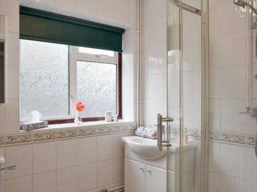 La salle de bains est pourvue d'un lavabo, de toilettes et d'une fenêtre. dans l'établissement The Warren, à Seasalter