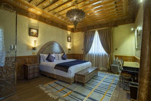una camera con un letto e un pianoforte in una stanza di Maria Towers , Palais Table d'hôtes & SPA a Marrakech