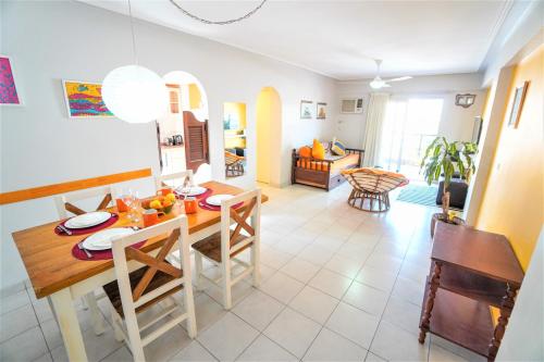 a dining room and living room with a table and chairs at Rent for Days II - Top Centro in San Miguel de Tucumán