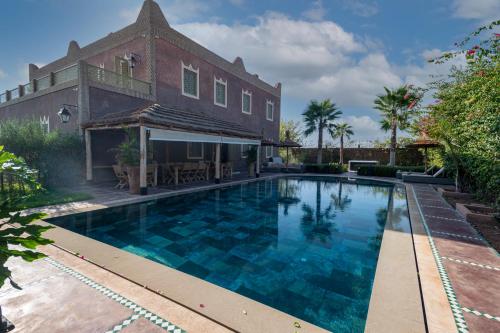 una piscina frente a una casa en Maria Towers , Palais Table d'hôtes & SPA, en Marrakech