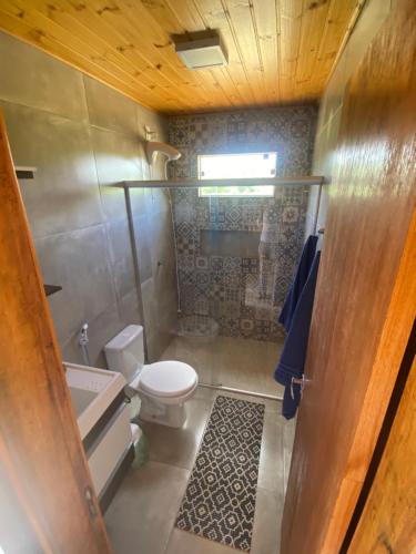 a small bathroom with a toilet and a shower at Fazenda a 15 min do centro com Rio Particular in Bonito