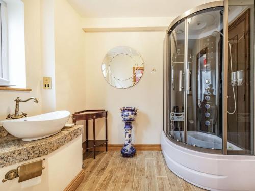 W łazience znajduje się umywalka i prysznic. w obiekcie Paradise w mieście Cinderford