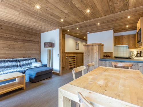 un salon avec un canapé et une table dans l'établissement Appartement 3 Chambres avec Parking, Wifi et Proche des Remontées Mécaniques à La Clusaz - FR-1-437-46, à La Clusaz