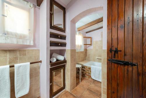 uma casa de banho com um chuveiro, um lavatório e um WC. em Sa Caseta -Ca n'Andreu- em Santa Maria del Camí