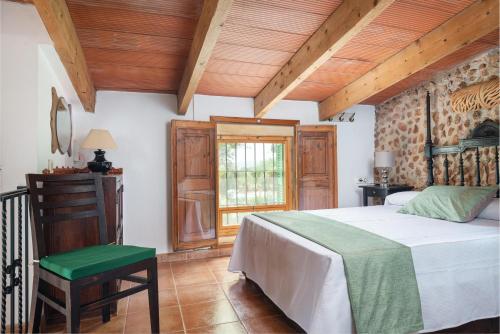 um quarto com uma cama e um tecto de madeira em Sa Caseta -Ca n'Andreu- em Santa Maria del Camí
