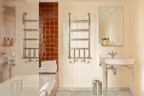 een badkamer met een wastafel, een toilet en een bad bij Fort Road Hotel in Margate