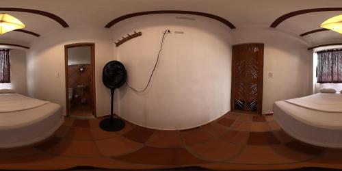una camera con due letti e un ventilatore di Donama River a Palomino