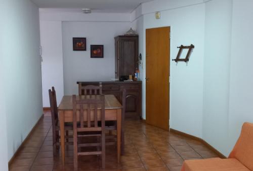 cocina y comedor con mesa y sillas en Vista Apart en Tigre