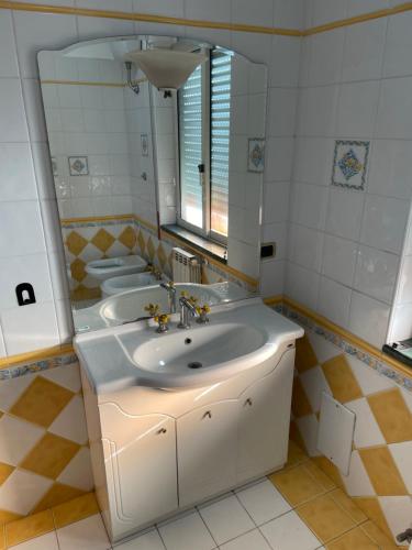 ein Badezimmer mit 3 Waschbecken und einem großen Spiegel in der Unterkunft B&b L’Attico e la Ballata in Brusciano
