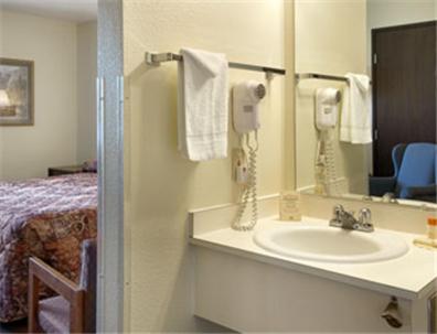 uma casa de banho com um lavatório e um espelho em Days Inn by Wyndham Missoula Airport em Wye