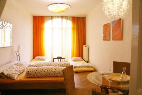 Zimmer mit 2 Betten und einem Glastisch in der Unterkunft Private Gästezimmer bei Ila Zimmerling in Dresden