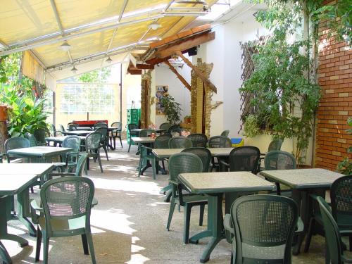 CerianaにあるVecchia Fattoriaのテーブルと椅子、植物が置かれた空のパティオ