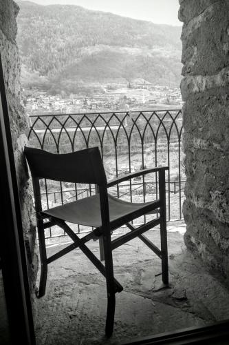 a bench sitting in a window with a view at La Fattoria di Roven in Gignod