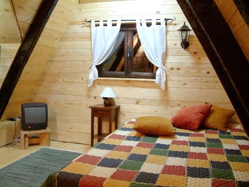 Postel nebo postele na pokoji v ubytování Zeleni Čardaci etno apartmani