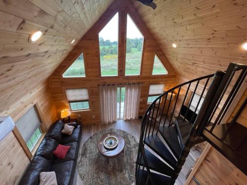 Posezení v ubytování Cozy 1 bedroom cabin in the heart of Jonesborough