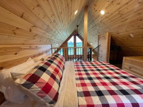 Postel nebo postele na pokoji v ubytování Cozy 1 bedroom cabin in the heart of Jonesborough