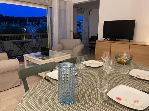- un salon avec une table et des verres dans l'établissement Appartement les pieds dans l'eau, à Saint-Mandrier-sur-Mer