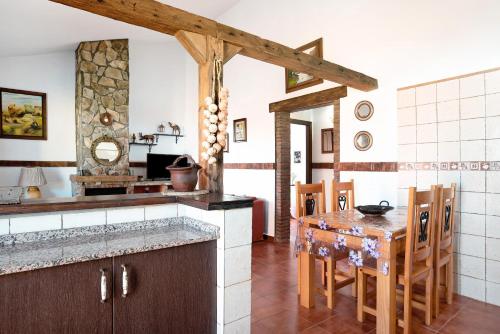 cocina con mesa y comedor en Casa Mari Loli 1, en Conil de la Frontera