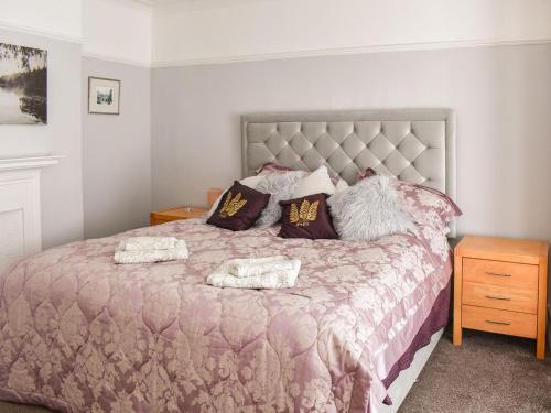 1 dormitorio con 1 cama con 2 toallas en The Terrace en Great Yarmouth